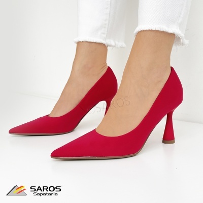 Sapatos de salto alto vermelhos com bico fino