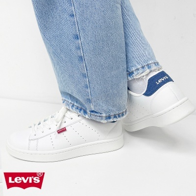 Tênis Levis brancos com detalhe azul e vermelho e jeans azuis claros