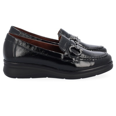 Sapatos mocassins pretos em pele verniz com adorno metálico prateado