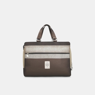 Mala de mão castanha e bege com padrões geométricos e etiqueta branca