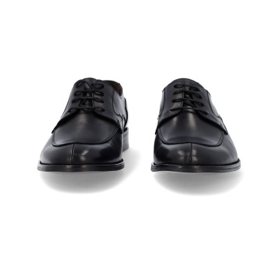 Par de sapatos formais pretos em couro com atacadores pretos