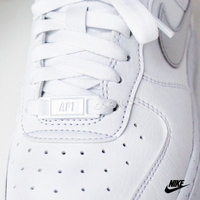 Ténis branco Nike Air em couro com etiqueta 'AF1' na atadura