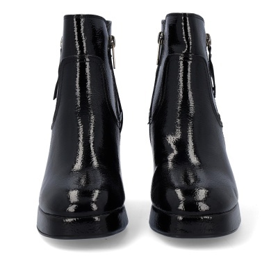 Botins pretos de couro brilhante com fecho lateral