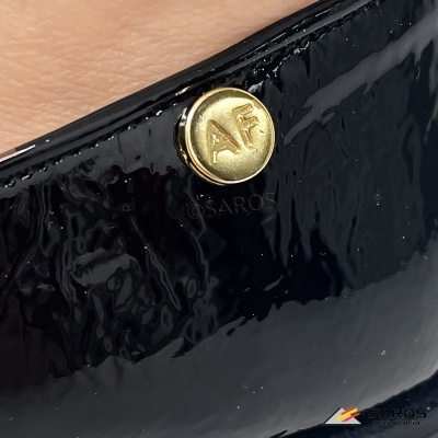 Calçado preto em verniz com botão metálico 'AF'