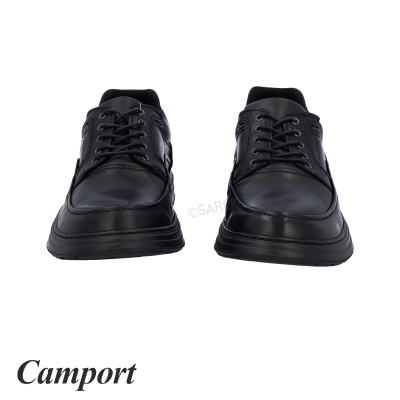 Par de sapatos masculinos pretos com atacadores pretos