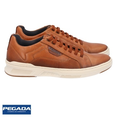Sapatilhas Pegada castanho com sola branca e cadarços