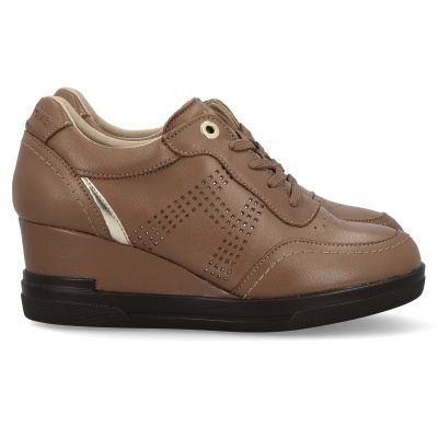 Sapato desportivo feminino castanho com sola preta e detalhe metálico