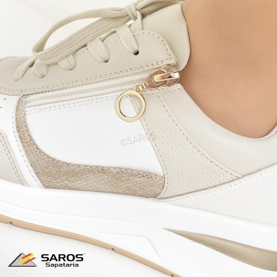 Ténis masculino bege e branco com fecho de correr lateral e atacadores