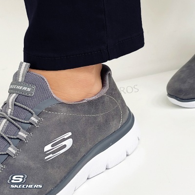 Ténis cinzentos Skechers com sola branca e logotipo 'S'