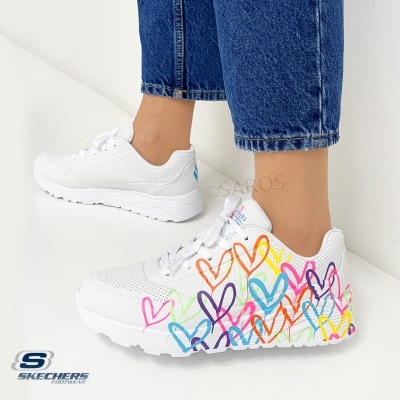 Ténis brancos Skechers com corações coloridos na lateral
