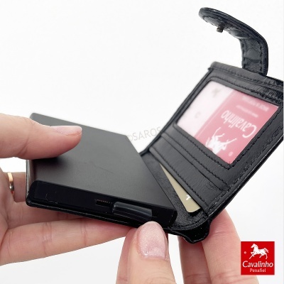 Carteira preta com cartão Cavalinho e compartimentos para cartões e dinheiro