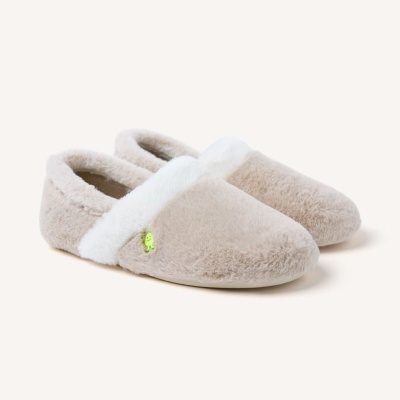 Chinelos de quarto peludos bege e branco com detalhe amarelo