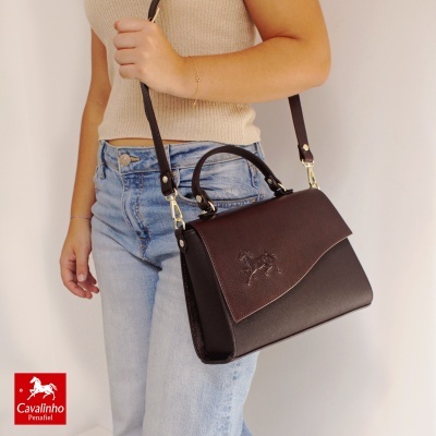 Mala castanha elegante com alça e relevo de cavalo