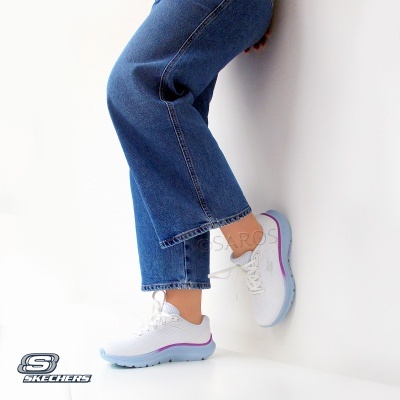 Ténis Skechers brancos com sola azul clara e detalhe roxo usados com jeans azuis