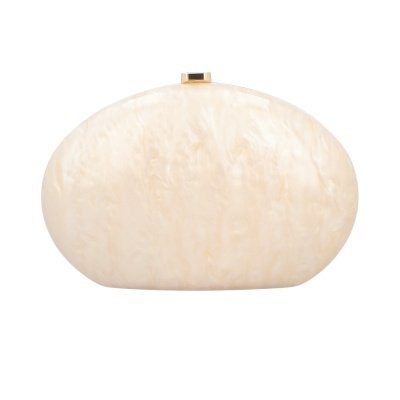 Carteira oval creme com textura marmoreada e fecho dourado