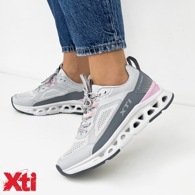 Ténis desportivos cinza claro, cinza escuro e rosa com sola branca perfurada e detalhes em mesh