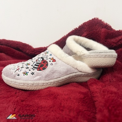 Chinelos cinza claro com joaninha e flores coloridas, interior peludo, sobre manta vermelha