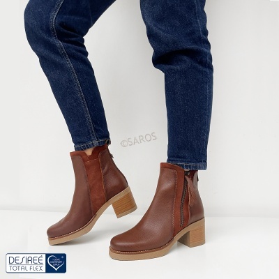 Botas castanhas em pele e camurça com salto médio e fecho lateral usadas com jeans azul