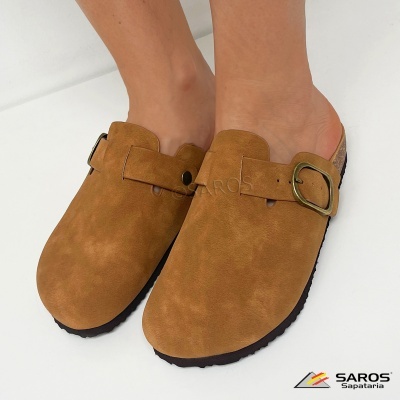 Sapatos mule castanhos em camurça com fivela dourada e sola preta