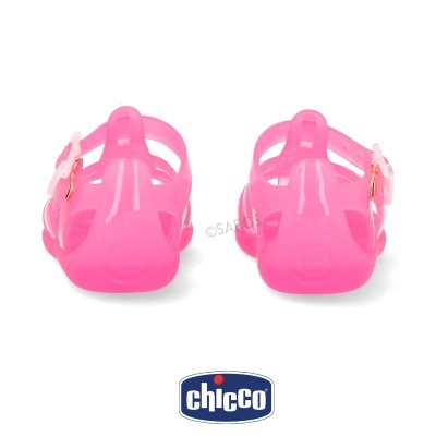 Sandálias infantis plásticas cor-de-rosa vistas de trás