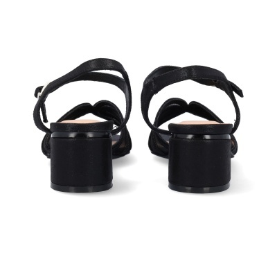 Sapatos pretos de salto médio com tiras e fecho de fivela vistos de trás.