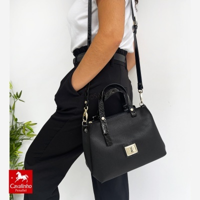 Mala preta de senhora em couro com alças ajustáveis e fecho metálico