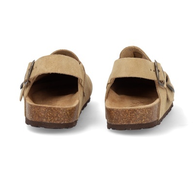 Par de sandálias castanhas de camurça com sola de cortiça vistas de trás