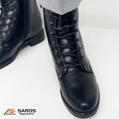 Botas pretas em couro com atacadores e fecho lateral