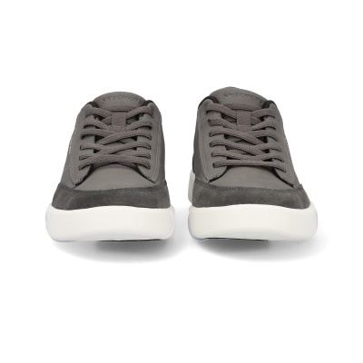 Par de sapatilhas cinzentas Skechers com sola branca