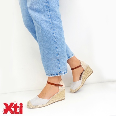 Sandálias de cunha cinzentas com tiras castanhas e sola de cortiça