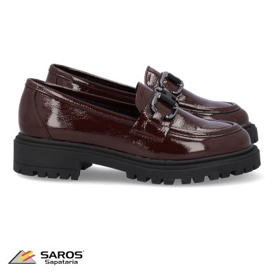 Sapatos mocassins castanhos de pele verniz com sola preta