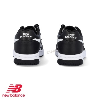 Par de sapatilhas New Balance pretas e brancas, vista traseira, fundo branco
