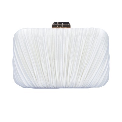 Bolsa clutch branca com pregas de tecido e fecho metálico dourado