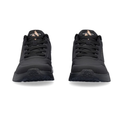 Sapatilhas pretas Skechers com atacadores pretos e logótipo bronze no topo