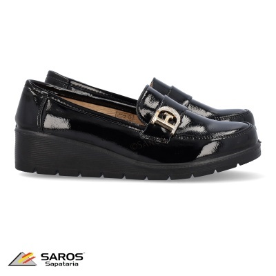 Mocassins pretos verniz com fivela dourada e sola preta