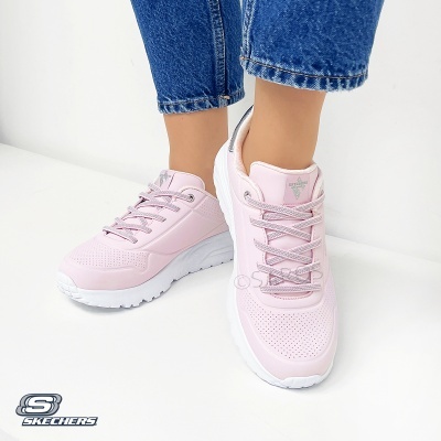 Ténis femininos cor-de-rosa Skechers com sola branca e atacadores cor-de-rosa
