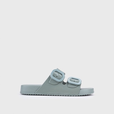 Sandália deslizante cinza com duas fivelas largas