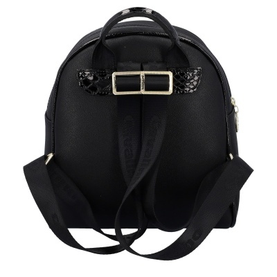 Mochila preta com detalhe em padrão de cobra e fivela metálica