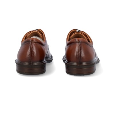 Sapatos masculinos em pele castanha vistos de trás