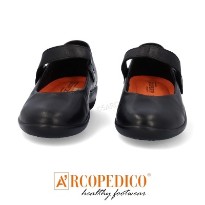 Sapatos pretos de couro com correia e sola preta, interior laranja com texto ARCOPEDICO