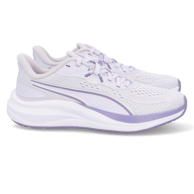 Ténis de corrida brancos e lilás com sola branca e detalhes roxos