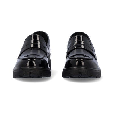 Mocassins pretos de verniz com sola grossa