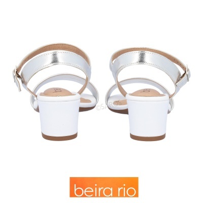 Sandálias femininas brancas com salto médio e tiras prateadas