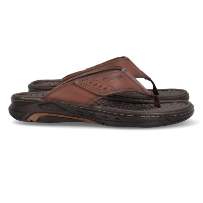 Chinelos masculinos castanhos PEGADA AMORTECH com sola preta em fundo branco