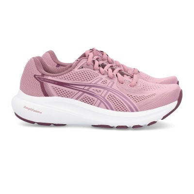 Ténis desportivos cor de rosa com detalhes em tons mais escuros e sola branca.