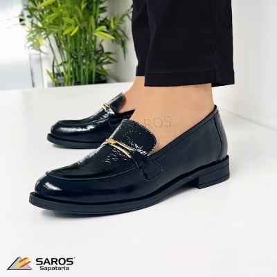 Sapatos mocassim pretos brilhantes com detalhe metálico dourado