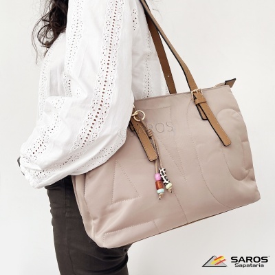 Bolsa bege acolchoada com alças castanhas e pendente colorido