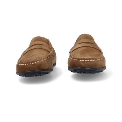 Mocassins castanhos em camurça com sola preta