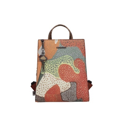 Mochila colorida com padrão abstrato e chaveiro