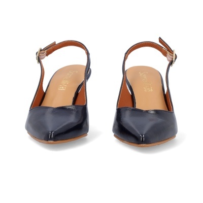Sapatos femininos slingback em couro preto com fivela dourada